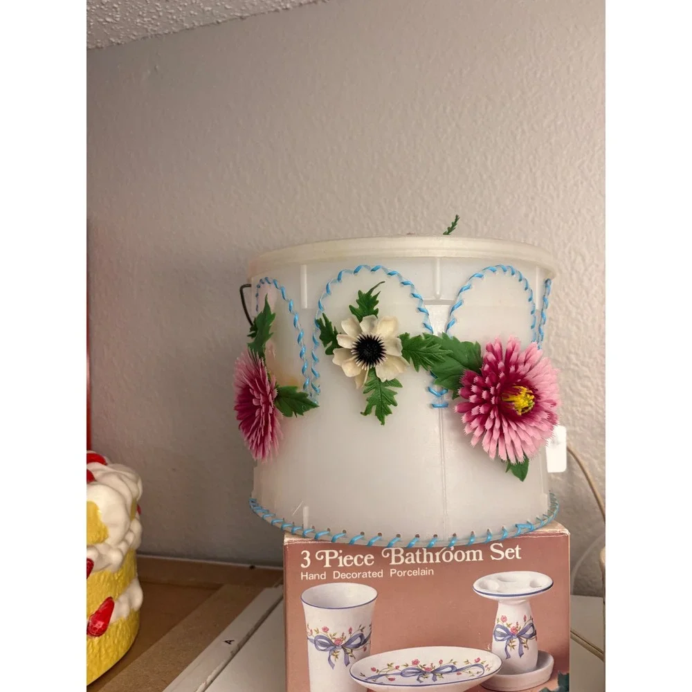 Vintage Mid Century Floral Plastic Hat Box Carrier 3D Flower Applique Kitsch